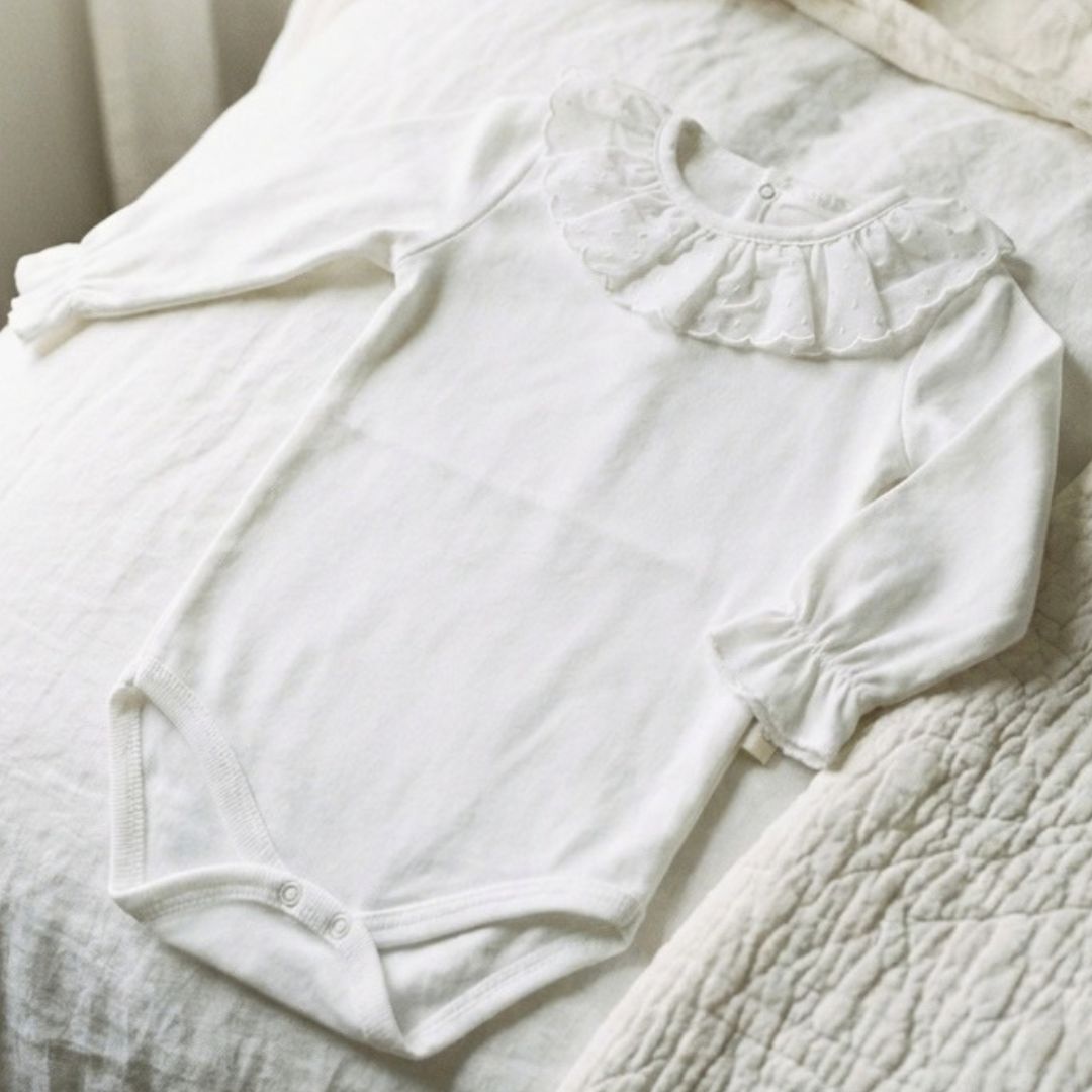 Body blanco con cuello volante
