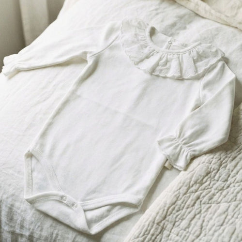 Body blanco con cuello volante