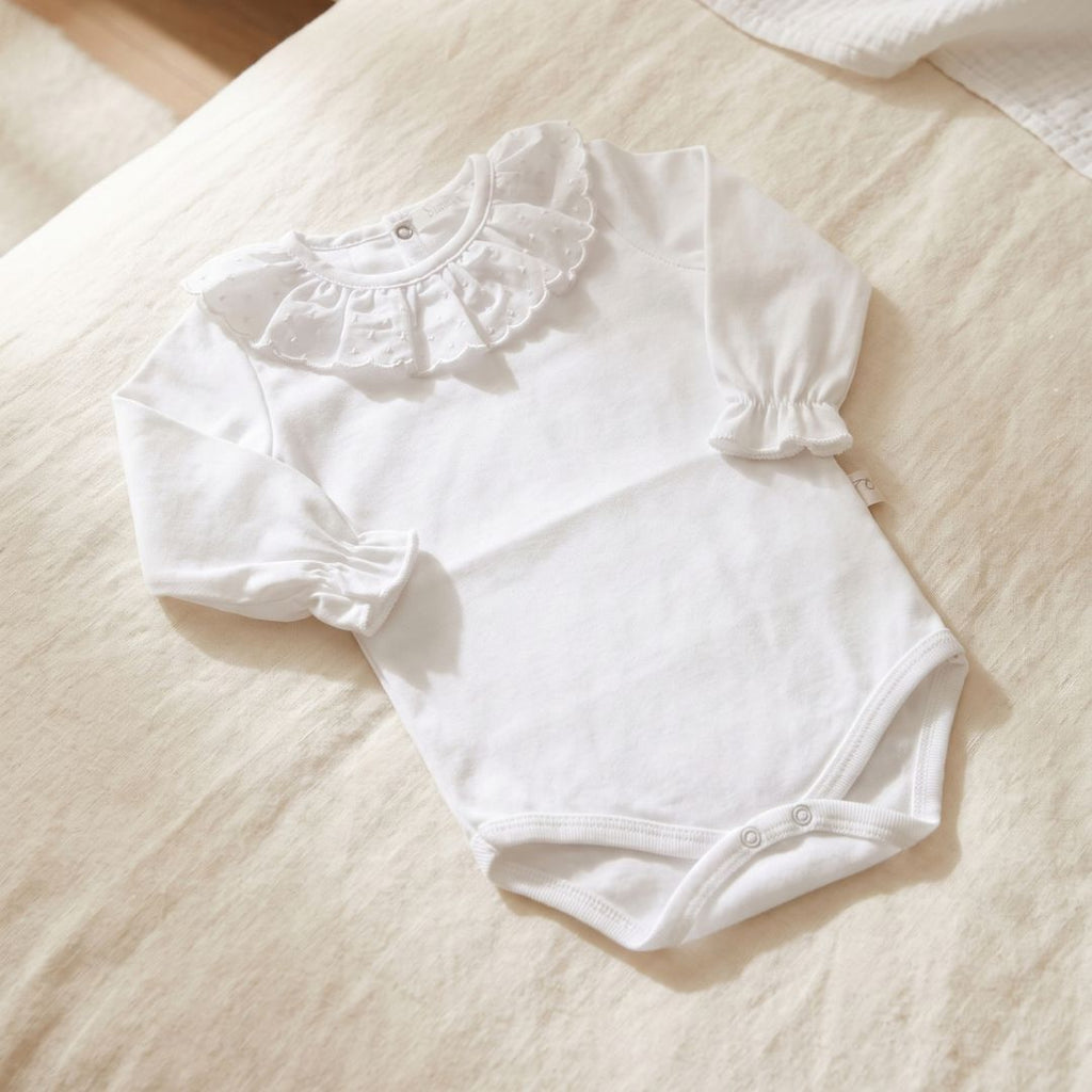 Body blanco con cuello volante