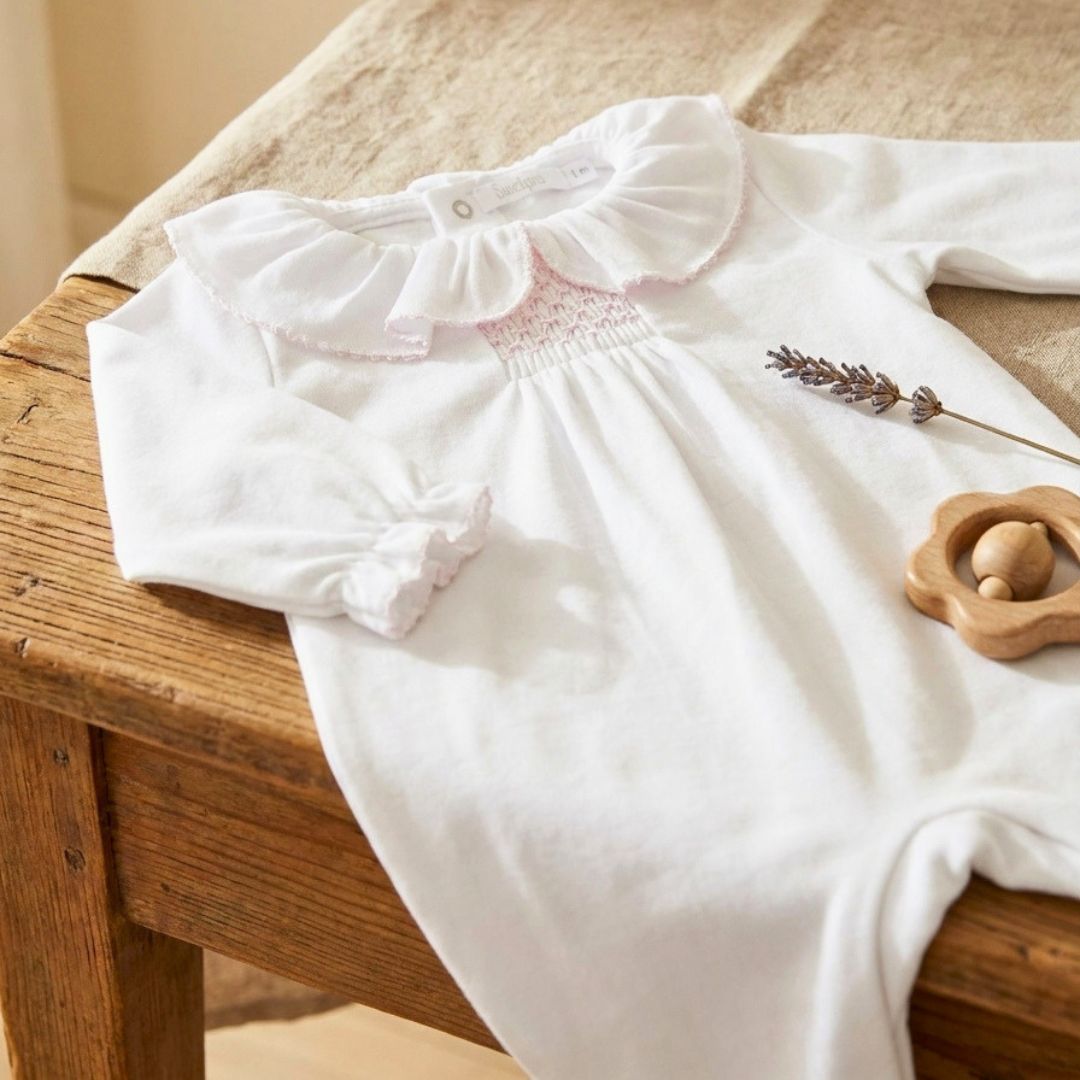 Pijamita con nido de abeja rosa